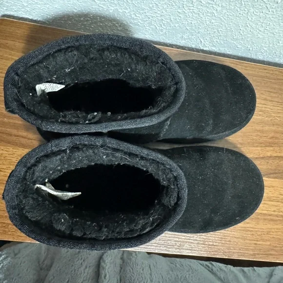 Koolaburra by Ugg Black Suede Short Winter Boots - Picture 5 of 7